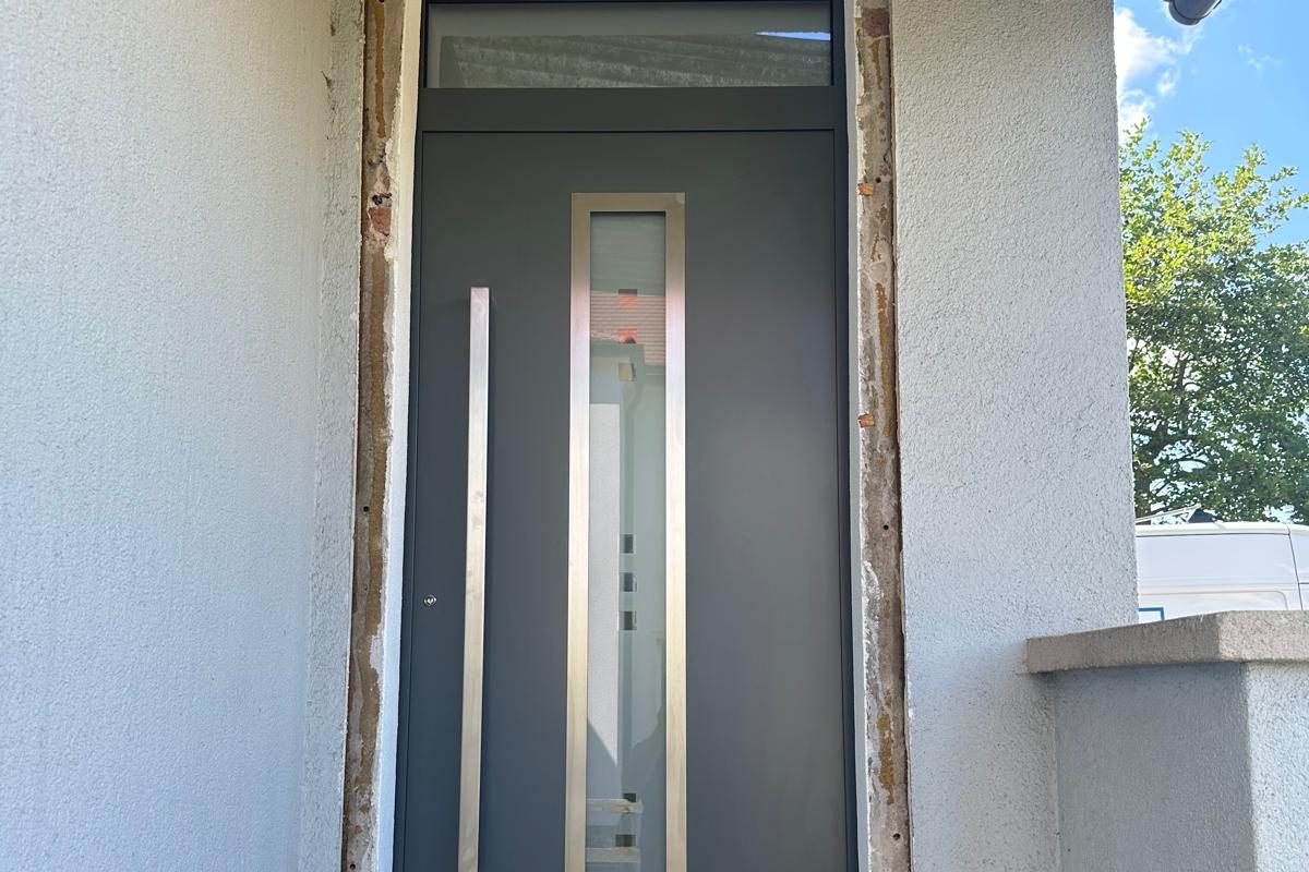 Anthrazitfarbene Haustür mit Glasstreifen und Edelstahl-Griffleiste
