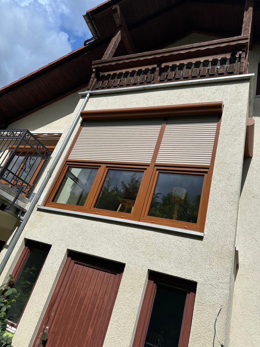 Fenster in Holzdekor mit Rollläden