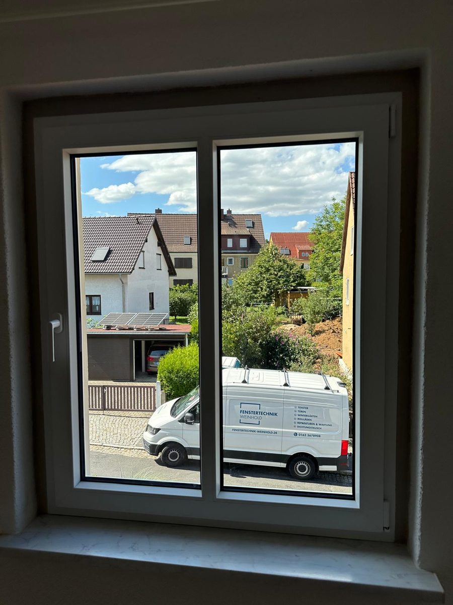 Weiß, mit Blick auf die Straße