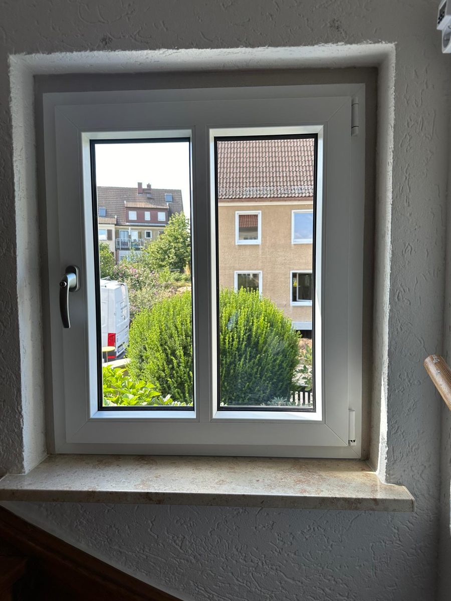Weiß, mit Blick in den Garten