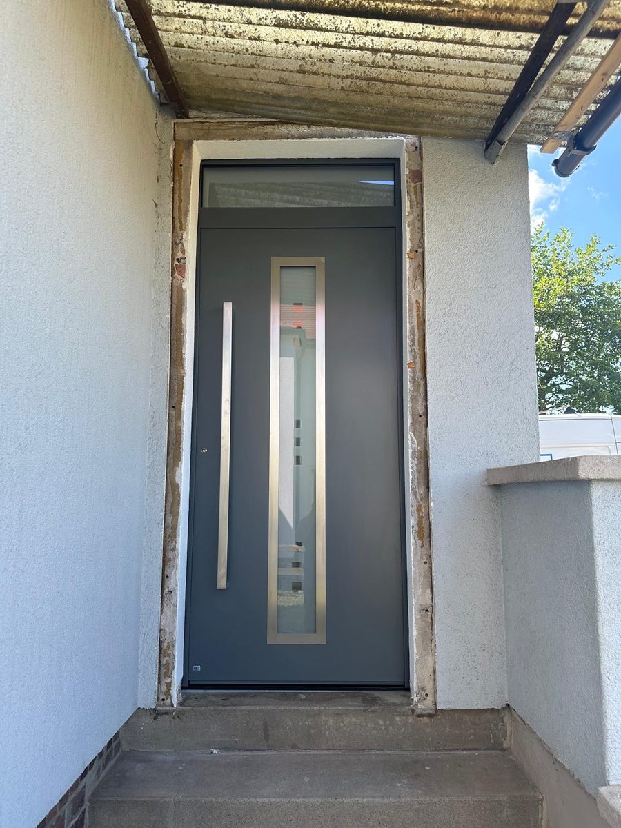 Anthrazitfarbene Haustür mit Glasstreifen und Edelstahl-Griffleiste