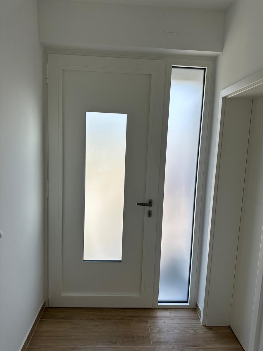 Weiße Haustür mit satiniertem Glas und Seitenteil, Ansicht von innen