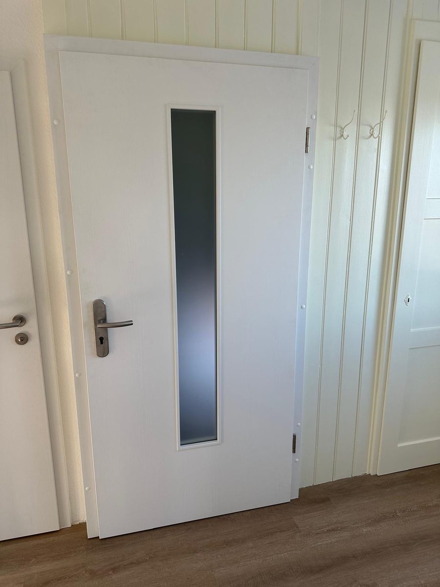 Weiß mit Glasstreifen