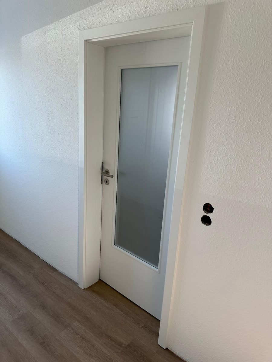 Weiß mit Glasfeld