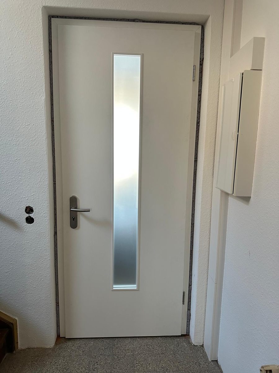 Weiß mit schmalem Glasstreifen
